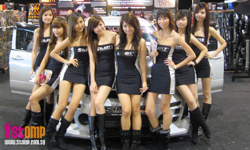 Японские девушки облепили машину